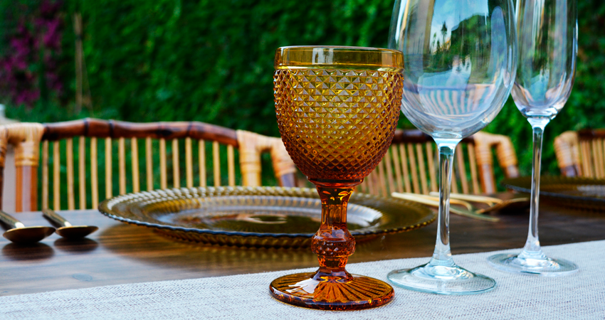 Alt Bajoplato Tallado Ámbar, para eventos y hostelería.