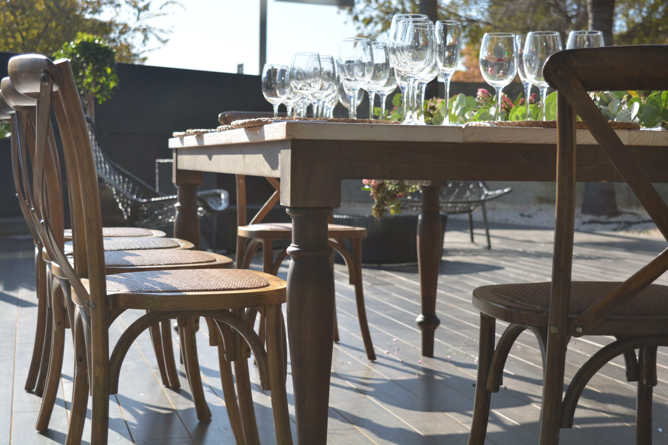 Alt Cómo elegir la mesa de madera perfecta para tus eventos.