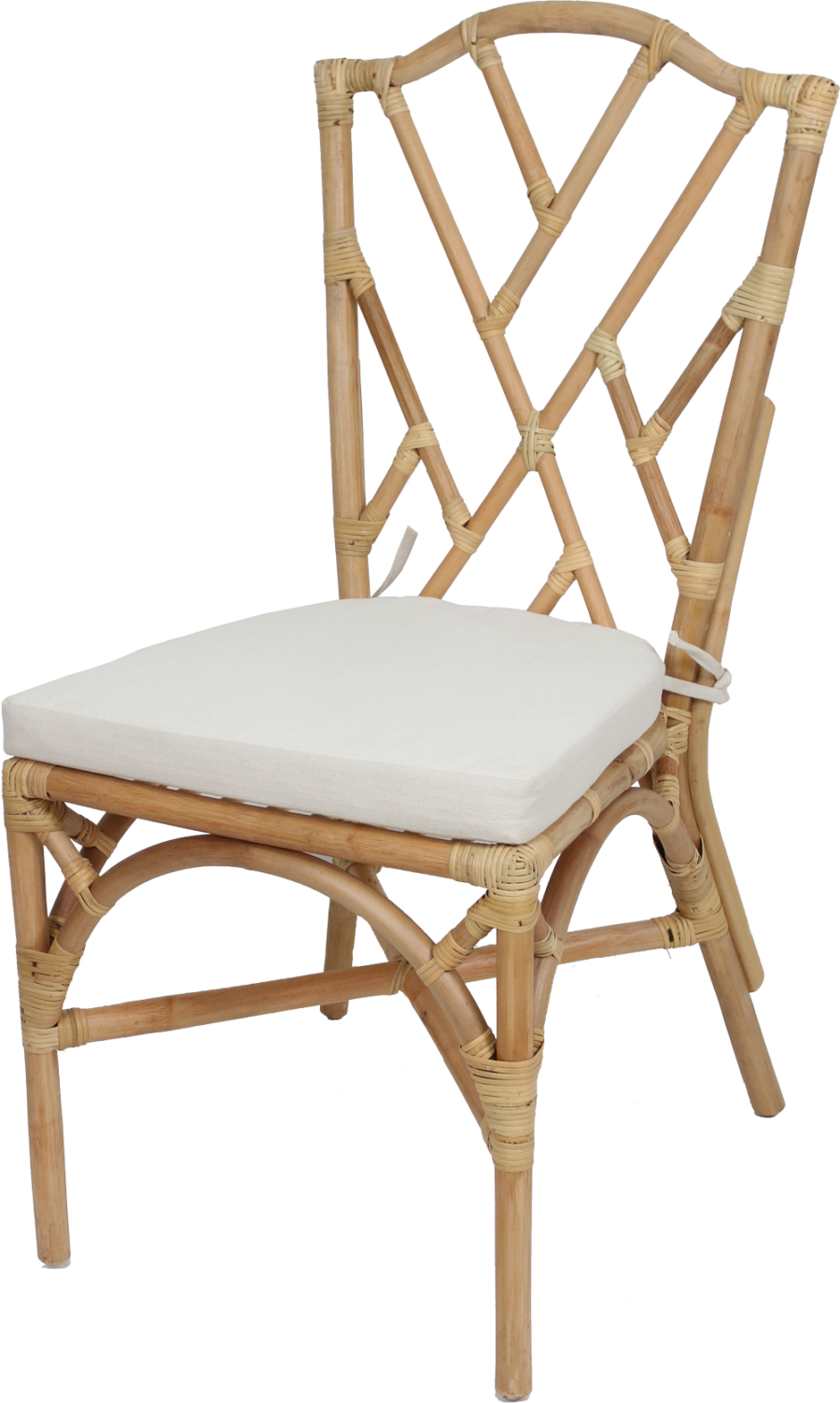 Silla Chippendale para eventos y hostelería, apilable, fabricada artesanalmente con ratán natural. Cojín incluido.